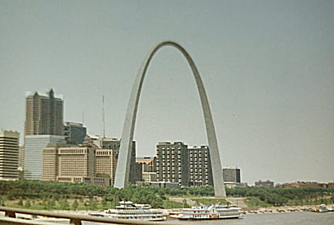 St Louis Skyline from IL sIde of MS RIver.jpg