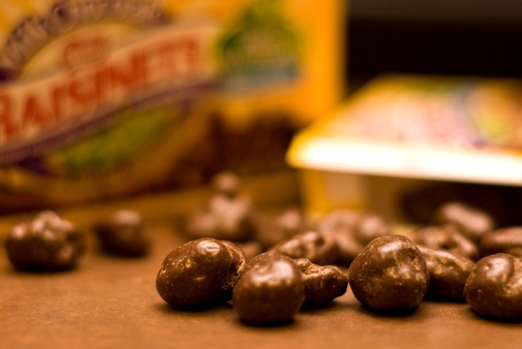 Raisinets background packaging (5409791424).jpg