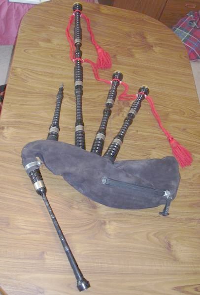 Stand of great highland bagpipes.jpg