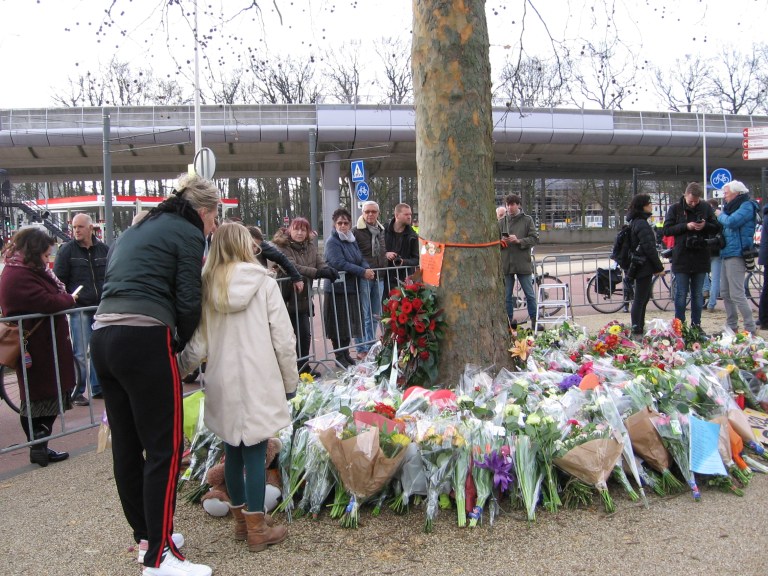 Local residents bring flowers to commemorate the victims of the tram attack on March 18, 2019 at the 24 Oktoberplein, Utrecht.jpg