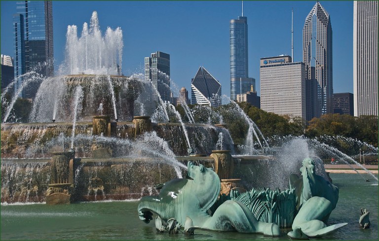 Buckingham Fountain -- Grant Park Chicago (IL) September 2014.jpg
