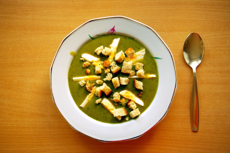 Sorrel soup with egg and croutons (Zupa szczawiowa z jajkiem i grzankami).jpg
