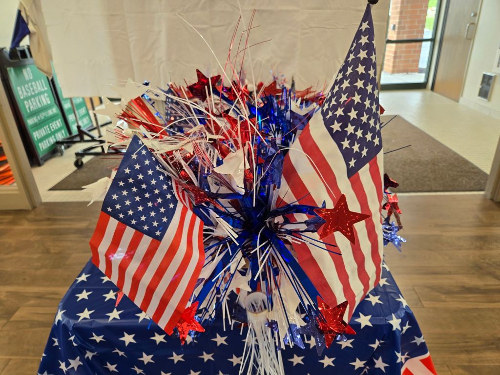 Featured Summer Holiday Photo: Memorial Day 2025 – Style & Prestige with a Festive Patriotic Table Set