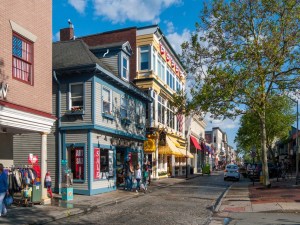 Shopping_on_Thames_Street,_Newport,_Rhode_Island.jpg