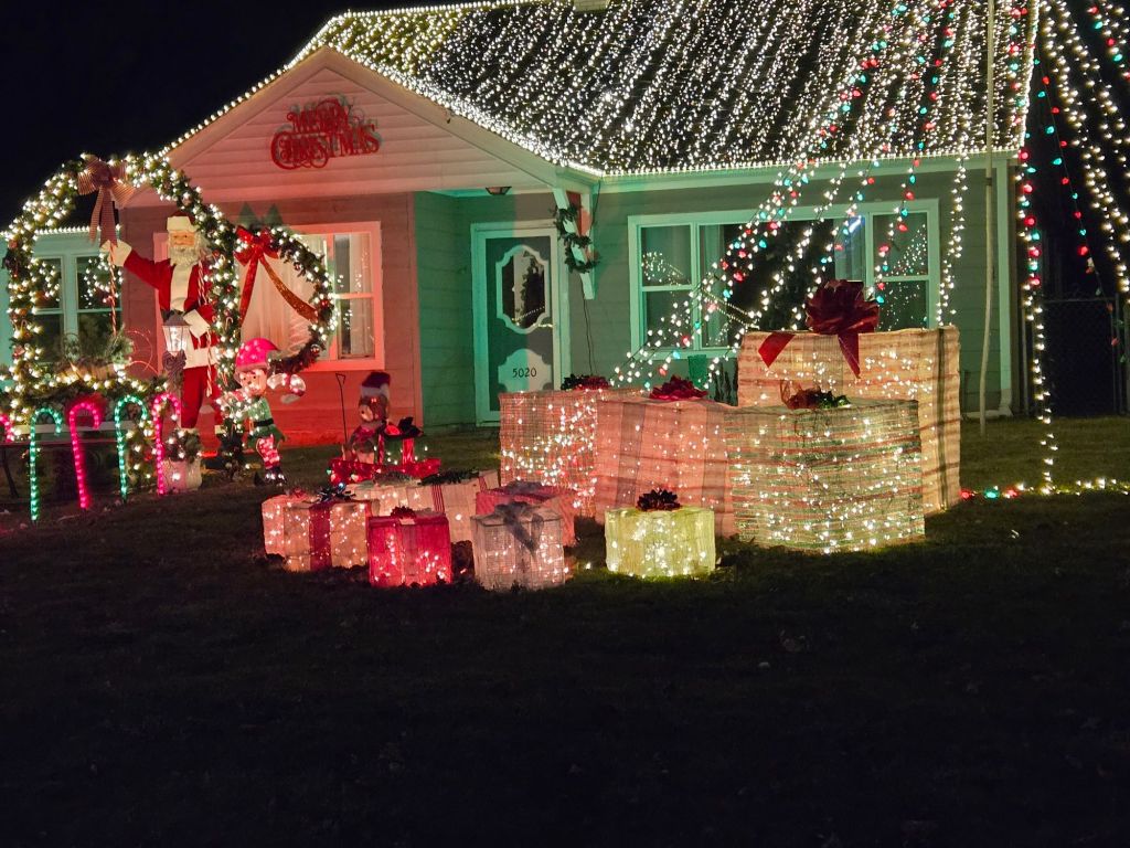 Featured Photo + Video: The 25 Days of Christmas – Day 1: Yuletide on 158th Street’s North/Middle Side, Oak Forest