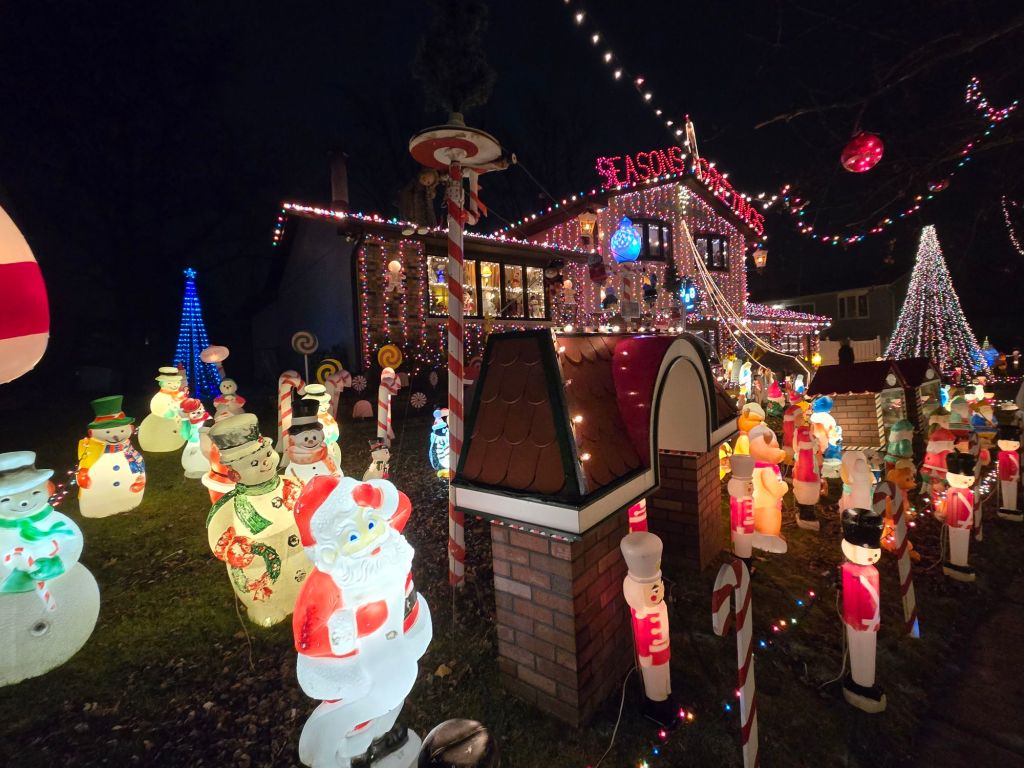 Featured Photo + Video: The 25 Days of Christmas – Day 22: Yuletide at the Esposito Family Christmas Lights, Tinley Park