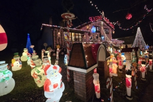 Featured Photo + Video: The 25 Days of Christmas – Day 22: Yuletide at the Esposito Family Christmas Lights, Tinley Park