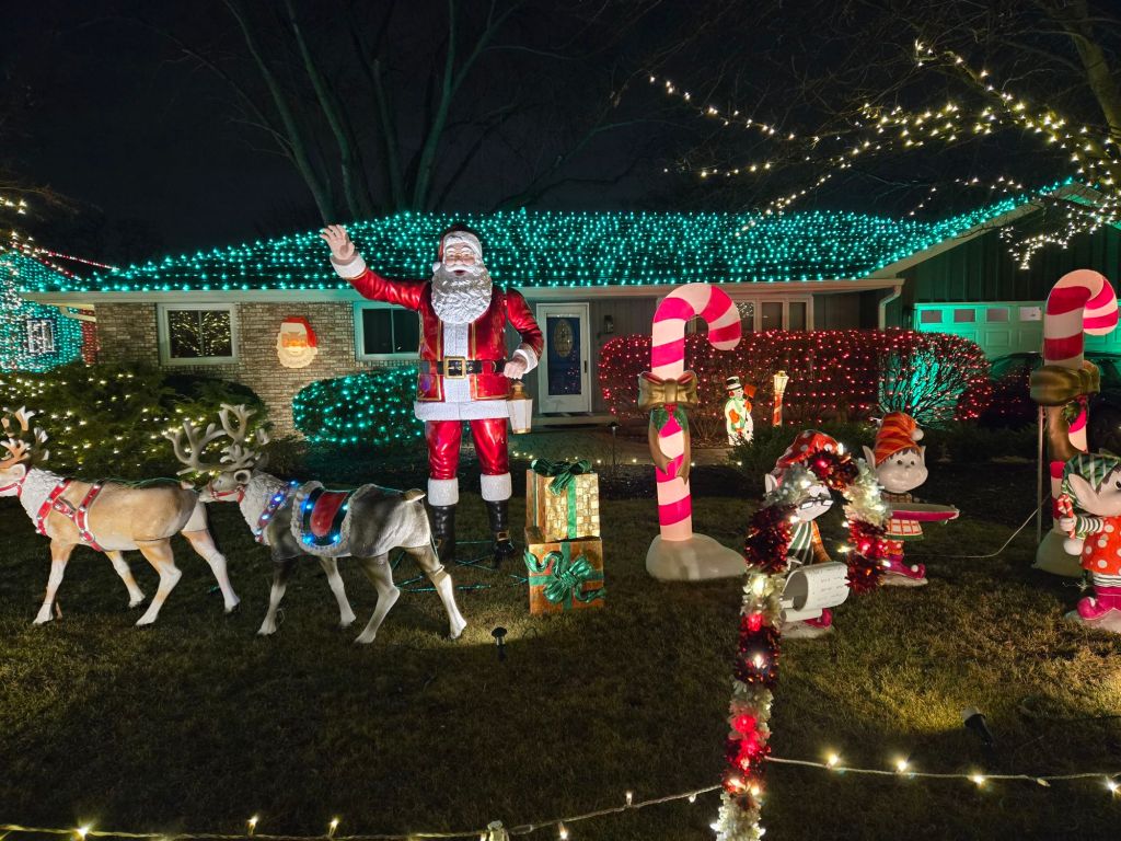 Featured Photo + Video: The 25 Days of Christmas – Day 23: Yuletide on Long Avenue, Oak Forest