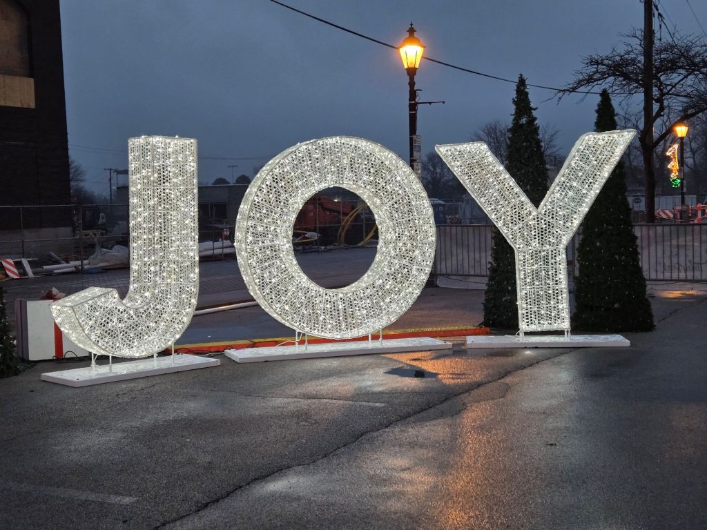 Featured Photo + Video: The 25 Days of Christmas – Day 25: Yuletide at the Village of Tinley Park Holiday Walk in Zabrocki Plaza, Tinley Park