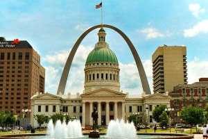 Old Courthouse and Gateway Arch, St. Louis.jpg