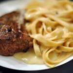 Engelsk bøf med fettucine og roquefort-sauce.jpg
