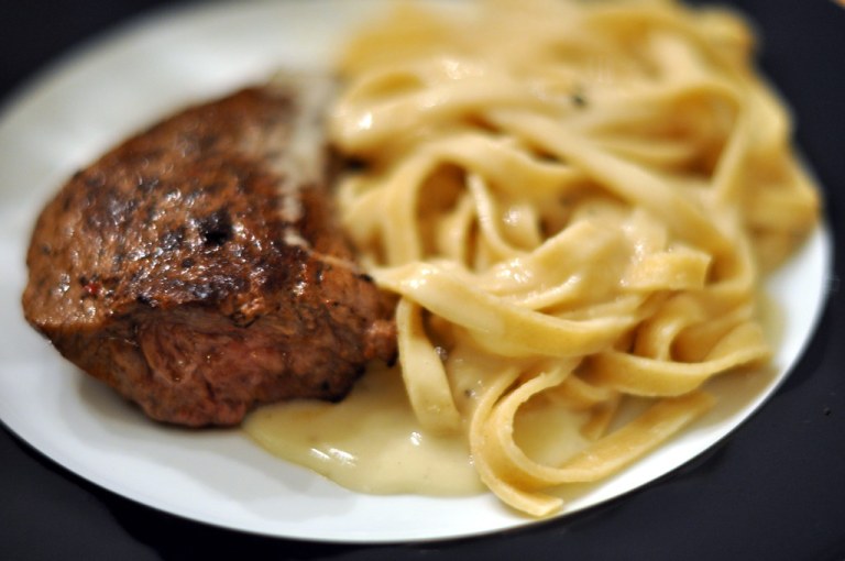 Engelsk bøf med fettucine og roquefort-sauce.jpg